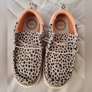 Hey Dude wally cheetah women's shoes size 6 guc